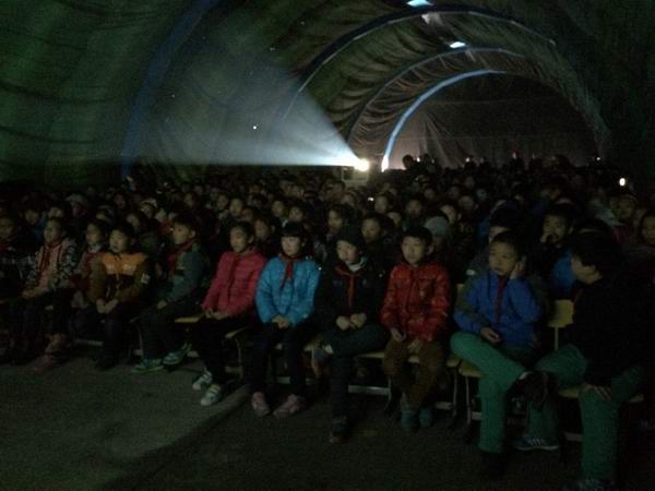 小时候在大棚里看的电影留下的阴影