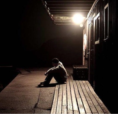 夜色下，秋风吹来阵阵寒意