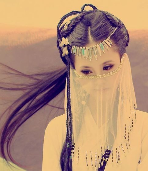 巧笑倩兮，美目盼兮。