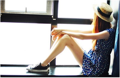 　　喜欢一个人静静的角落，人多聚会或者KTV的时候，总喜欢一个人静静地呆坐在角落，听别人说，看别人笑，然后内心慢慢地去品、去想，唯独很少去参与。有的时候，大家会说，你这样真的很无聊，或许也许吧！从心理学性格的角度划分，我应该算作那种比较内向的类型，喜欢寻找一个静静的角落，仔细查看自己的内心。 　　 　　喜欢一个人静静地呆在书库的一角，捧上一本书，然后埋头到天黑。与书里的人一起哭一起笑，一起看人生的起起伏伏。 　　 　　喜欢一个人静静地走在山间小路上，穿着飘逸的长裙，一身文艺女的装扮，看树影间的婆娑吹动，听树叶间的低低细语。 　　 　　喜欢一个人静静地走在旅途的路上，听周围人讲述各种不一样的故事，看各地不一样的风土人情，不一样的绮丽风光。 　　 　　喜欢一个人静静地坐在咖啡馆发呆，听着舒缓的旋律，柔美的音乐带你走进那个让你陶醉、流连忘返的意境。 　　 　　喜欢一个人静静地看着蓝天的朵朵白云，看日出时金光染润的大地，看日落时涨的红润的西天，看夜晚繁星的点点缀缀，遥想那些古老的传说，遥望那些久远的未来。 　　 　　曾几何时，好害怕一个人的日子，害怕路上的孤单，害怕回到屋中的凄凉，害怕一个人行走的寂寞。但渐渐地，却不知何时，一个人，慢慢地，喜欢上了静静的生活。一个人去寻找内心的世界，去寻味精神的慰藉，去寻找那个最真实的自己。于是书，成了最好的朋友，内心，成了最好的陪伴。 　　 　　也许有很多人喜欢喧闹，也许有很多人和我一样喜欢静静的角落。两者的世界其实并不是相互排斥的。如果你的周围有人喜欢静静地生活，不要觉得诧异，给予你的尊敬，让她静静地拥抱她的世界吧！因为对她来说，那就是最好的最满足的生活。